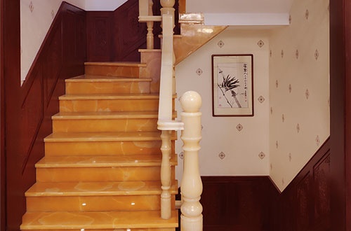 中原中式别墅室内汉白玉石楼梯的定制安装装饰效果